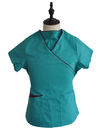 医学女性仕事は配管看護がユニフォームをごしごし洗う対照/スーツをごしごし洗います