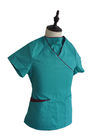 医学女性仕事は配管看護がユニフォームをごしごし洗う対照/スーツをごしごし洗います