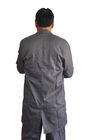 慰めの設計するか、または倉庫の仕事のために出る長い濃紺の実験室のコート